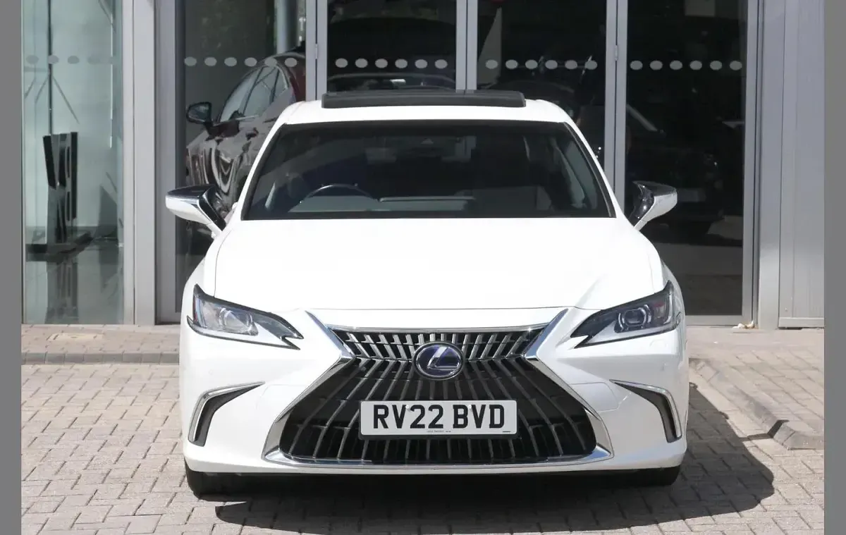 Used Lexus ES300H 214 HP (157 kW) 2022 White Sedan