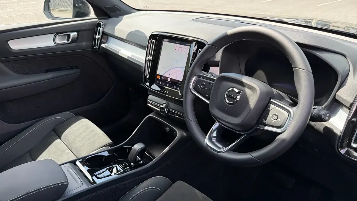 New Volvo XC40 Plus 197 HP (144 kW) 2026 Black SUV