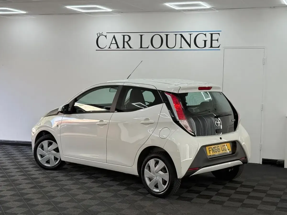 Used Toyota Aygo X-play 69 HP (50 kW) 2016 White Hatchback