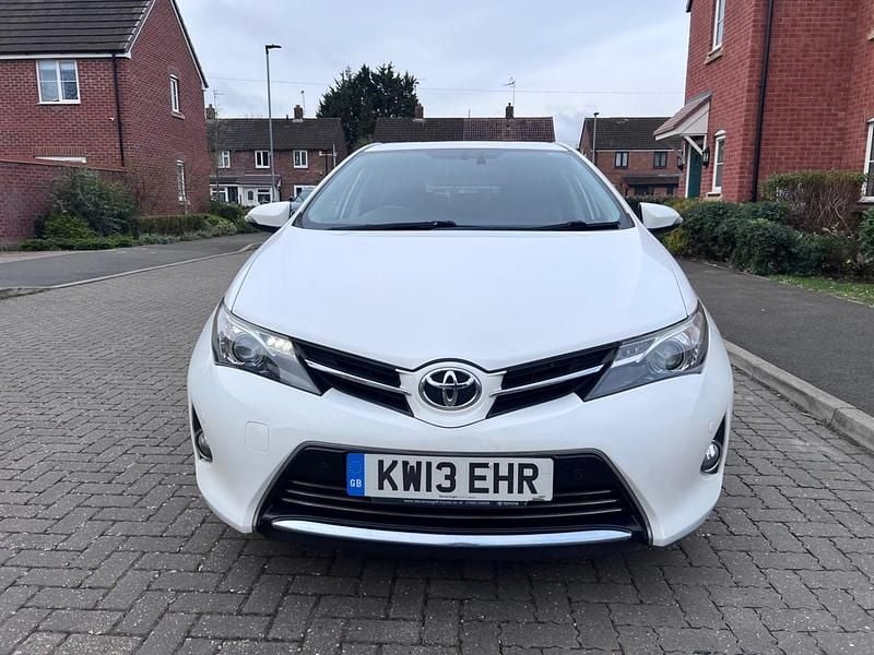 Used Toyota Auris 132 HP (97 kW) 2013 White Hatchback
