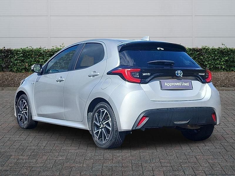 Second-hand Toyota Yaris Hybrid Design 2021 Argintiu Hatchback