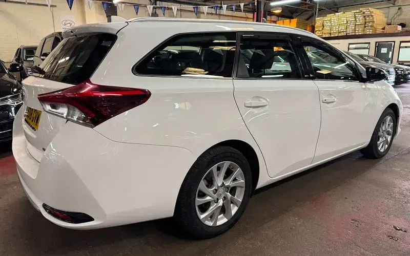 Used Toyota Auris Touring Sports 136 HP (100 kW) 2018 White Estate
