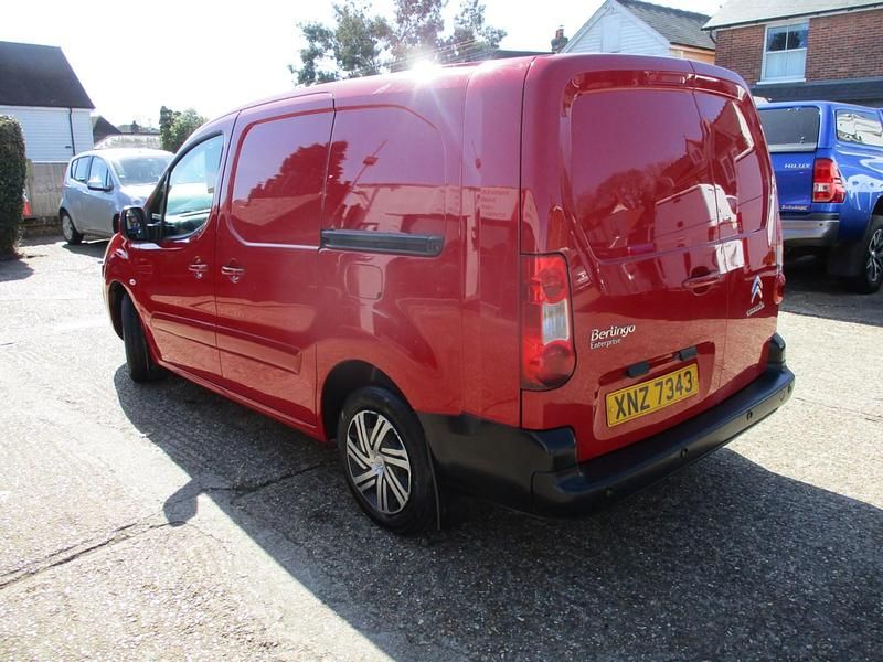 Used Citroën Berlingo 100 HP (73 kW) 2018 Red MPV