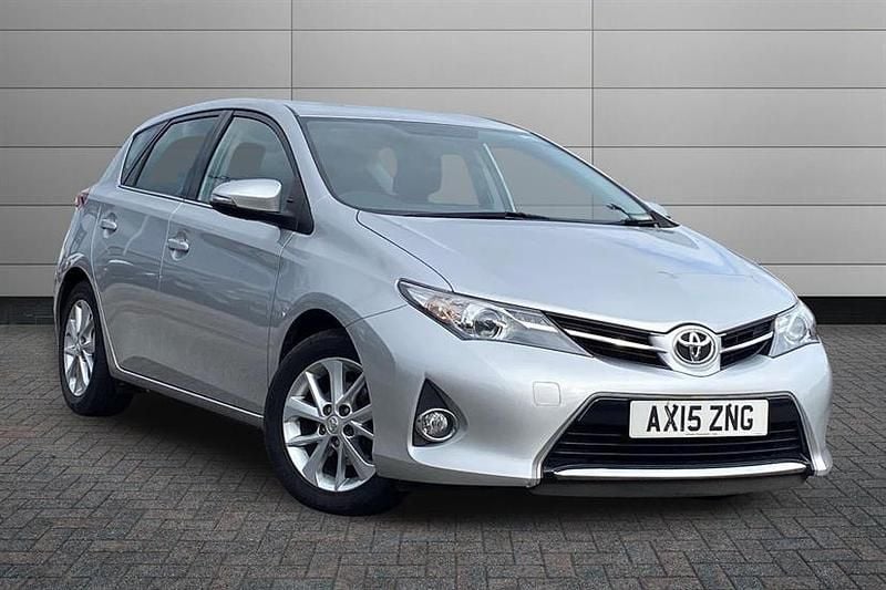 Silver Used 2015 Toyota Auris Hatchback | £7,550 (Fair price) - Image 1/3