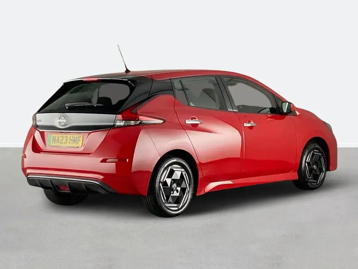 Usado Nissan Leaf Acenta 110 kW (150 HP) 2023 Vermelho Citadino