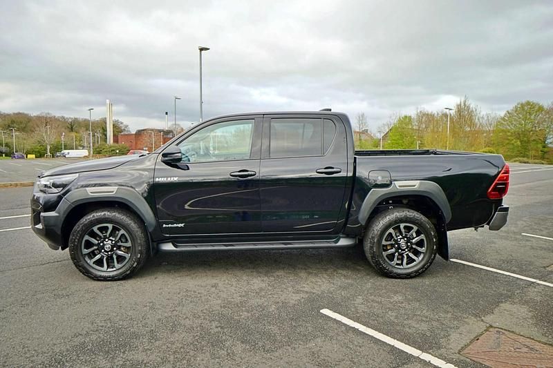 Used Toyota HiLux Luxury 204 HP (150 kW) 2023 Black Pickup