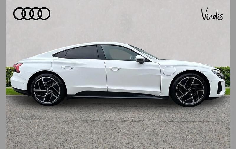 Second-hand Audi e-tron GT quattro Comfort 384 kW (523 CP) 2022 Alb Berlinǎ