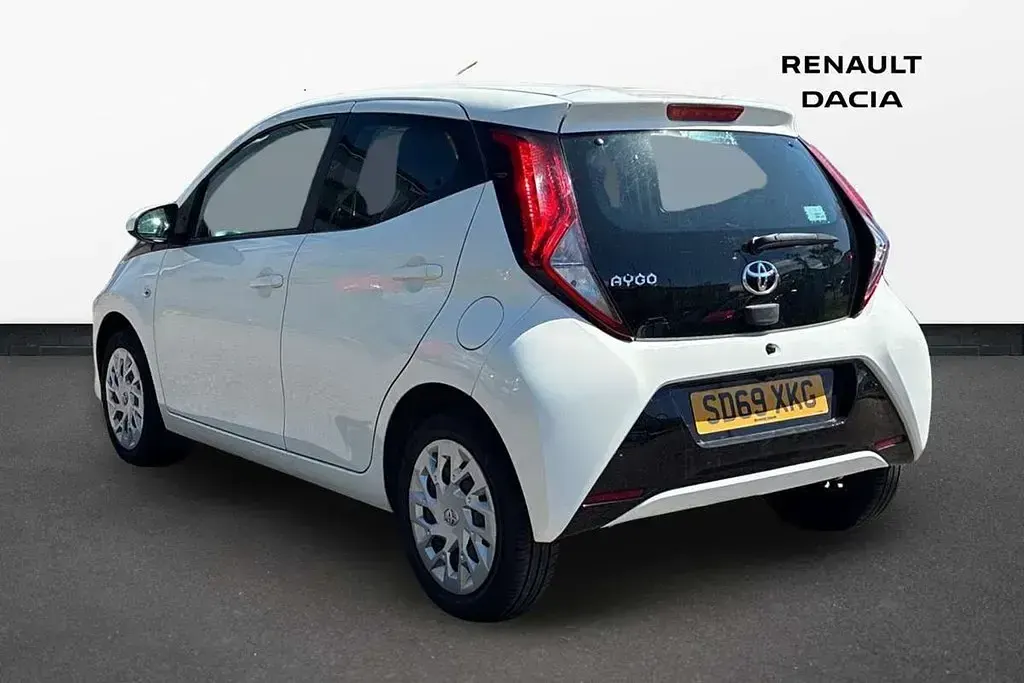 Used Toyota Aygo X-play 72 HP (52 kW) 2019 White Hatchback