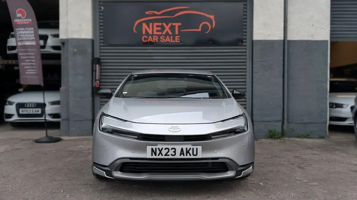 Used Toyota Prius Design 140 HP (102 kW) 2025 Silver Hatchback