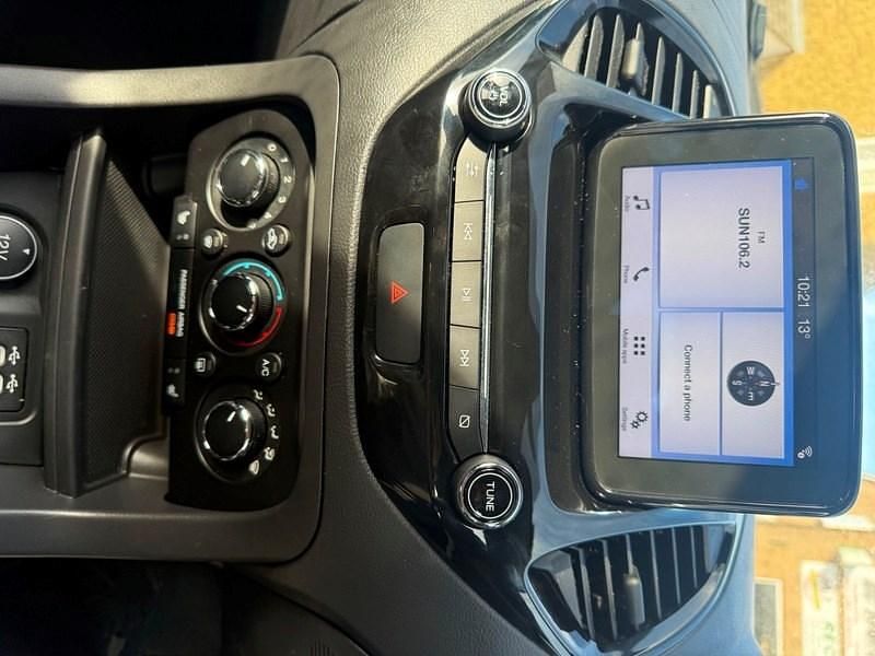 Used Ford Ka Plus Zetec 70 HP (51 kW) 2018 White Hatchback