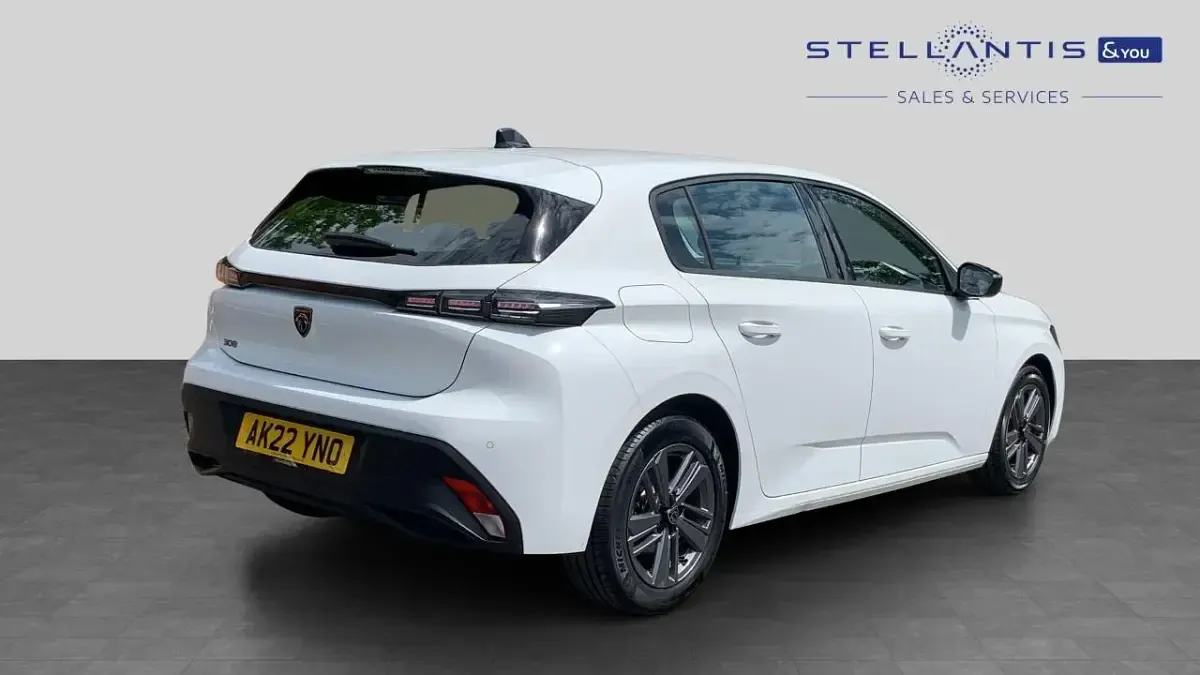 Used Peugeot 308 Active Premium 129 HP (94 kW) 2022 White Hatchback