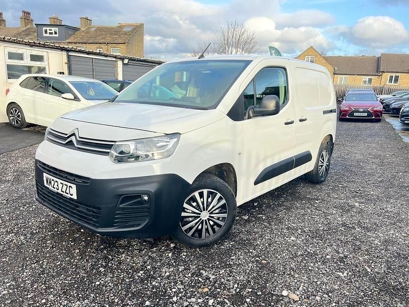 Used Citroën Berlingo 100 HP (73 kW) 2023 White MPV