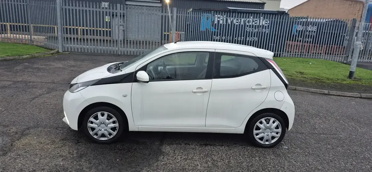 Used Toyota Aygo X-play 69 HP (50 kW) 2016 White Hatchback