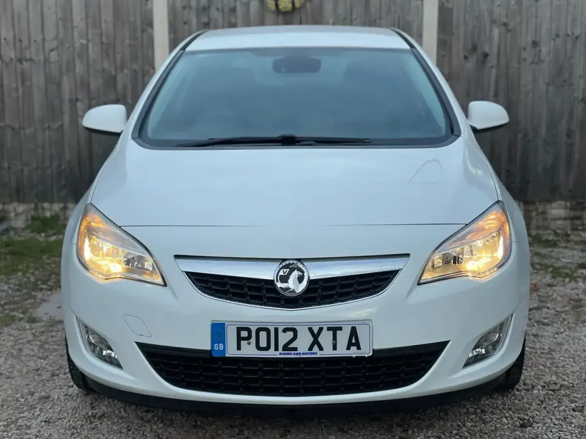 Second-hand Vauxhall Astra Elite 2012 Alb Hatchback