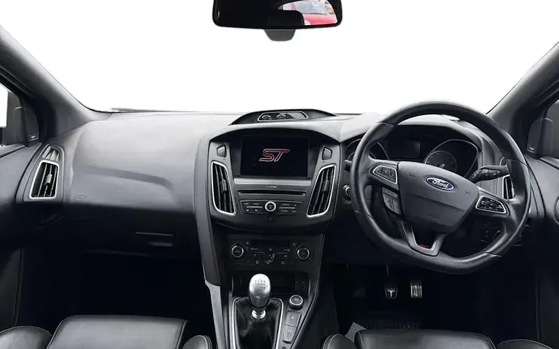 Used Ford Focus ST 250 HP (183 kW) 2016 White Hatchback