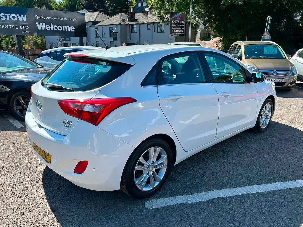 Used Hyundai i30 Style 128 HP (94 kW) 2013 White Hatchback