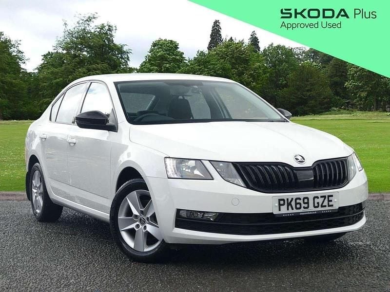 White Used 2019 Skoda Octavia SE Hatchback | £12,975 (Fair price) - Image 1/4