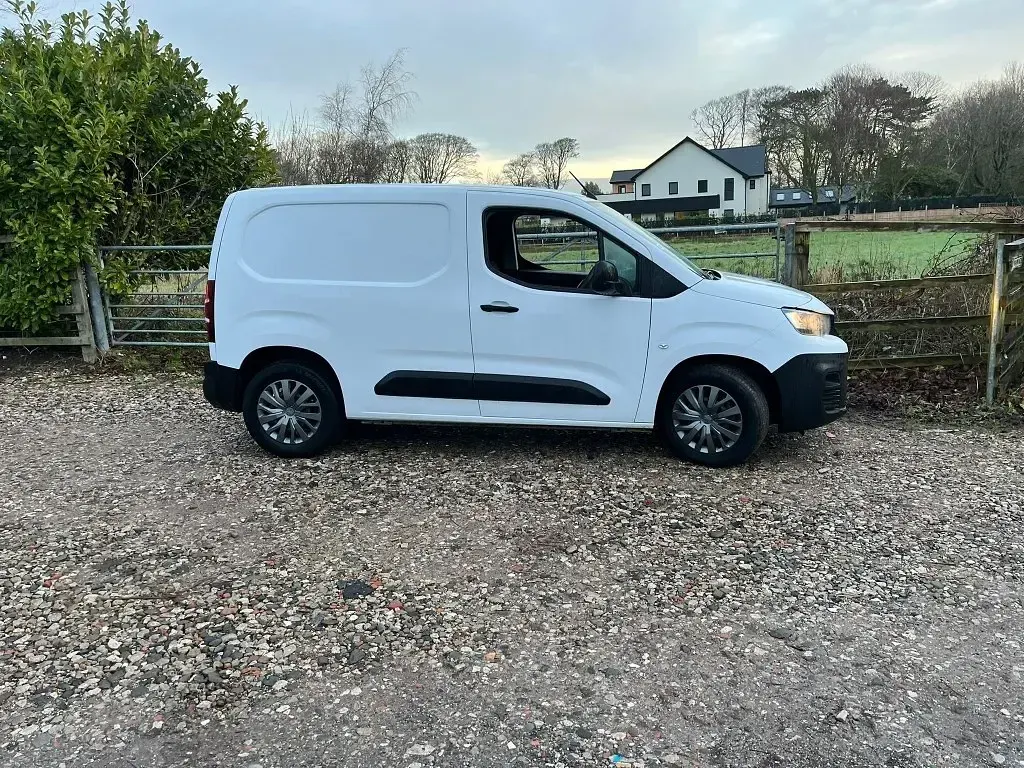 Second-hand Peugeot Partner 2022 Alb Monovolum