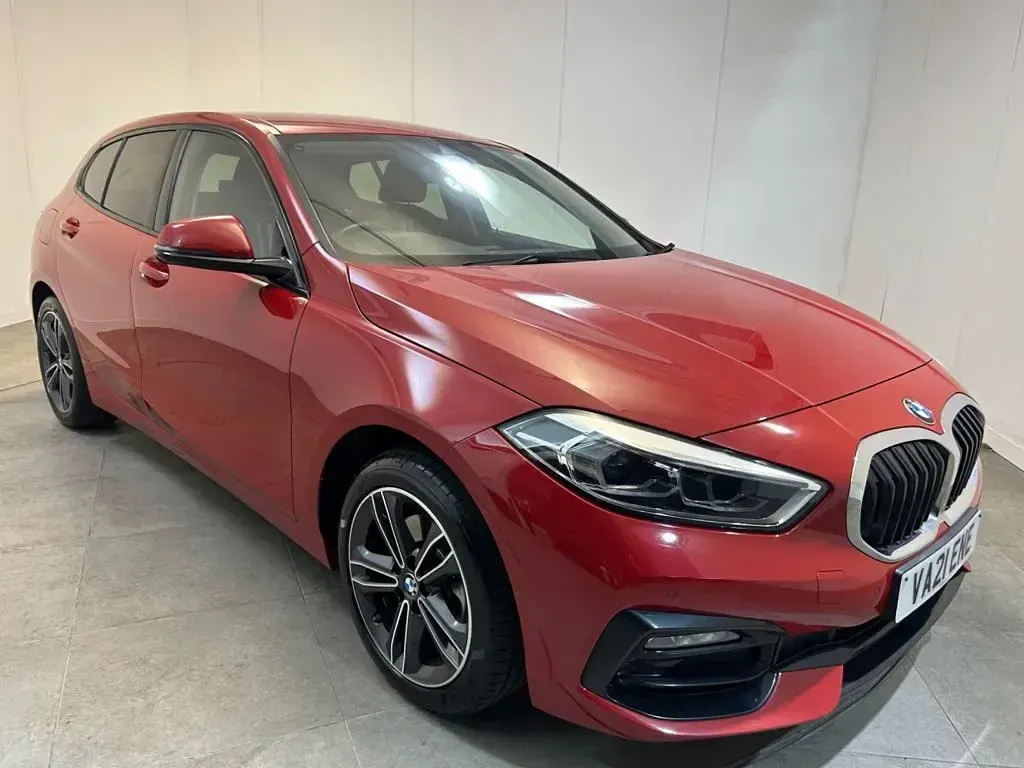 Used BMW 118 Sport Line 136 HP (100 kW) 2021 Red Hatchback