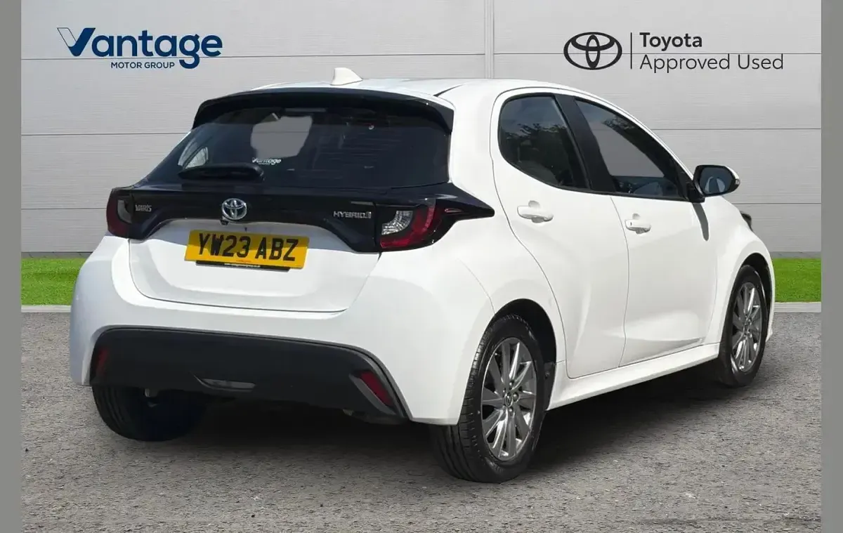 Used Toyota Yaris 113 HP (83 kW) 2023 White Hatchback
