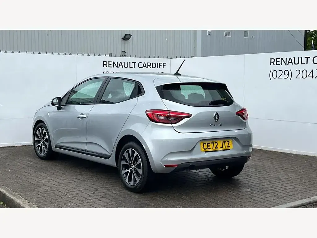 Used Renault Clio Iconic 90 HP (66 kW) 2022 Silver  Hatchback