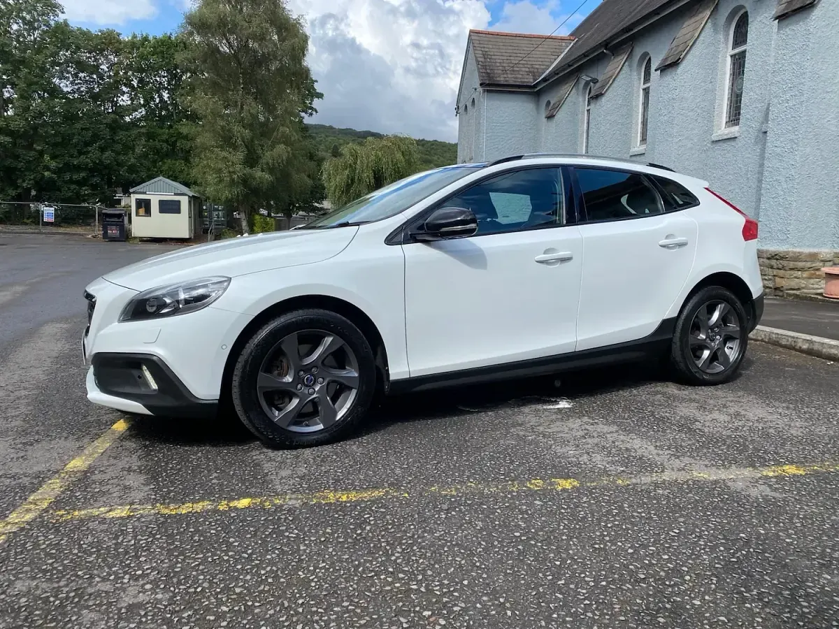 Used Volvo V40 120 HP (88 kW) 2016 White Hatchback