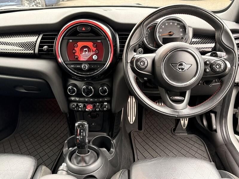 Usado Mini Cooper S Hatch 190 CV (139 kW) 2019 Plateado Utilitario