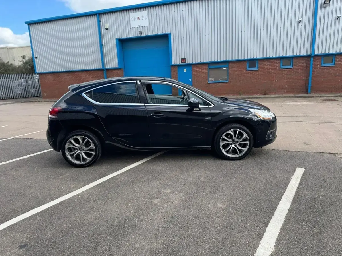 Begagnad Citroën DS4 2014 Svart Halvkombi