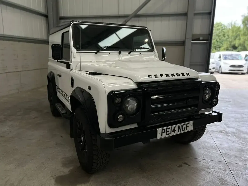 Used Land Rover Defender 122 HP (89 kW) 2014 White SUV