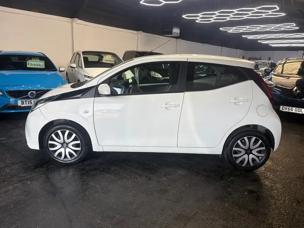 Used Toyota Aygo X-play 72 HP (52 kW) 2019 White Hatchback