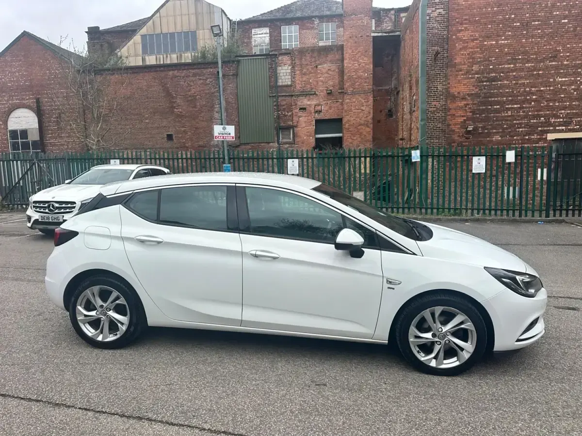 Begagnad Vauxhall Astra SRi 150 HK (110 kW) 2019 Vit Halvkombi