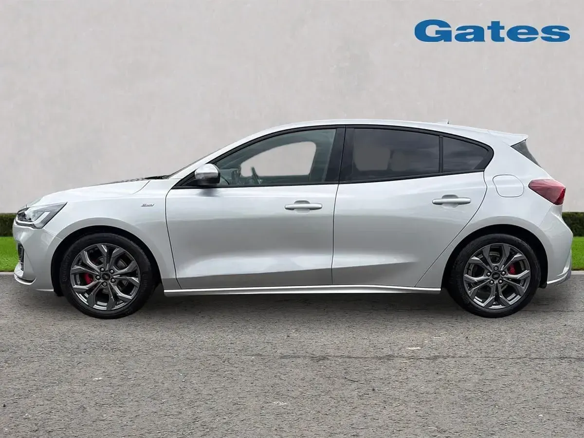 Usado Ford Focus ST-Line 125 HP (91 kW) 2024 Prateado Citadino