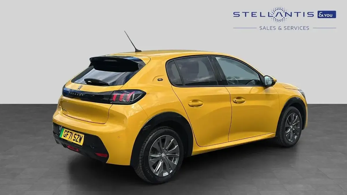 Used Peugeot e-208 Allure Premium 98 kW (134 HP) 2021 Yellow Hatchback