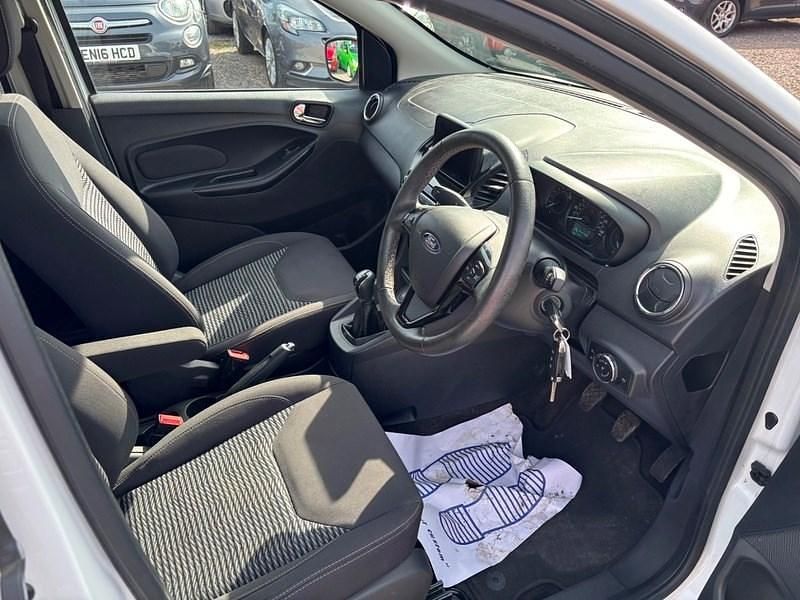 Used Ford Ka Plus Zetec 70 HP (51 kW) 2018 White Hatchback