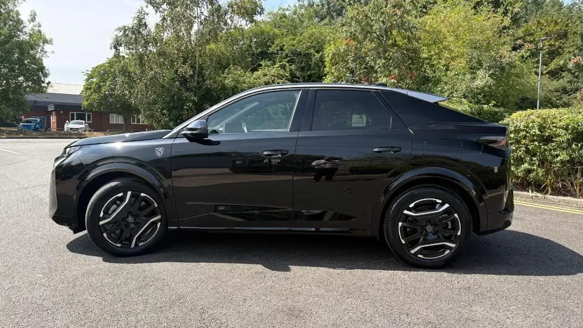 Used Peugeot e-3008 GT 152 kW (207 HP) 2025 Black SUV