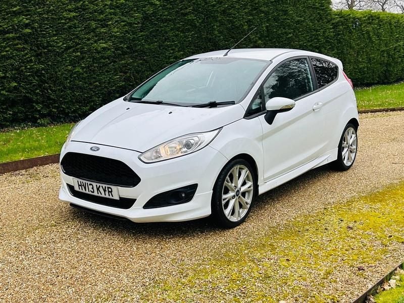 Used Ford Fiesta Zetec 2013 White Hatchback