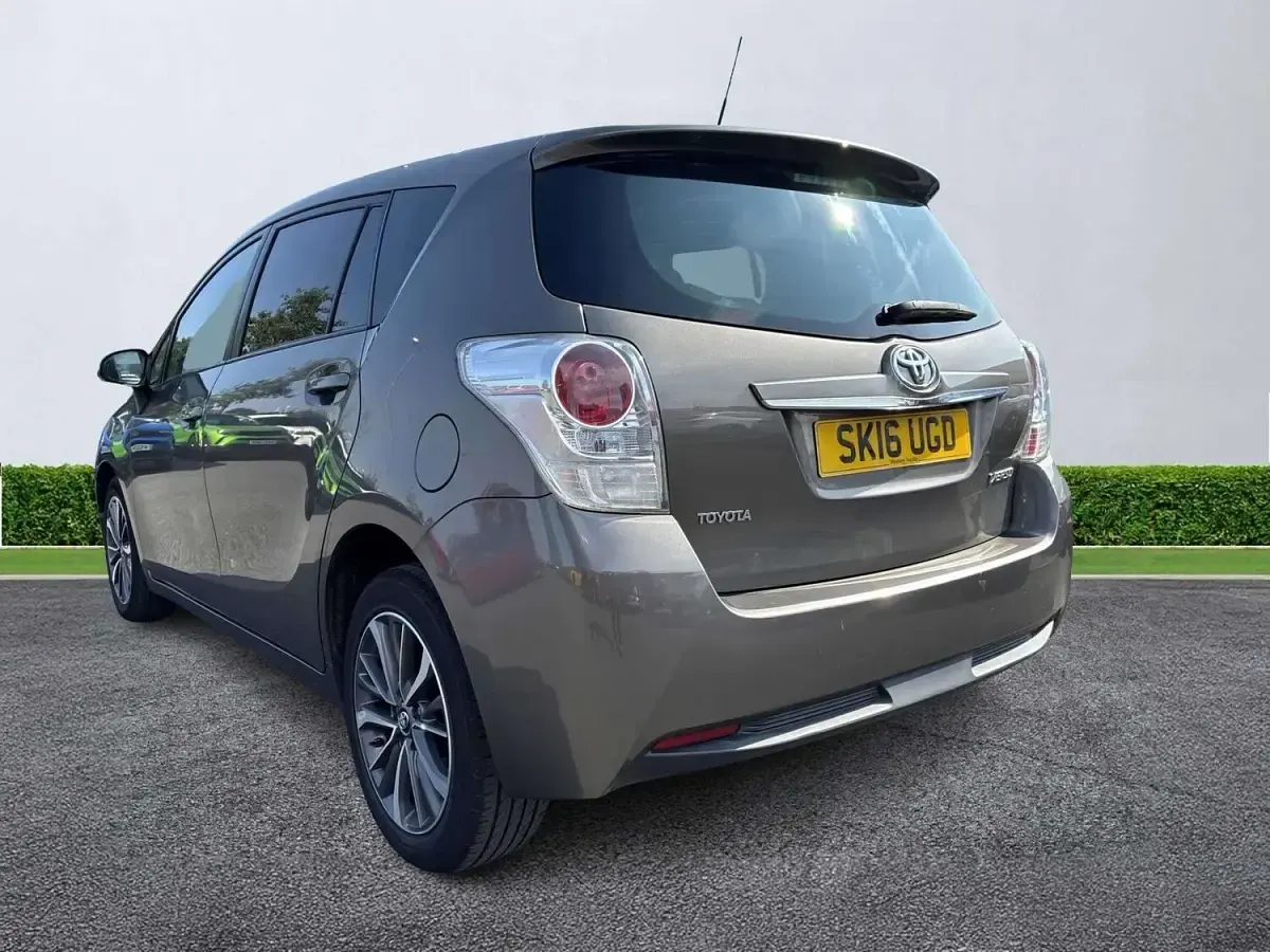 Used Toyota Verso Design 112 HP (82 kW) 2016 Brown MPV