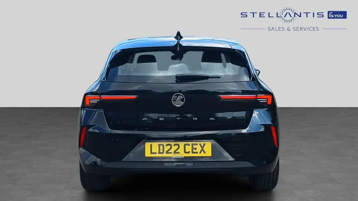 Used Vauxhall Astra Design Edition 128 HP (94 kW) 2022 Black Hatchback