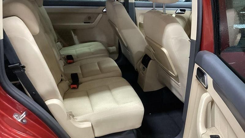 Used VW Touran SE 105 HP (77 kW) 2011 Red MPV