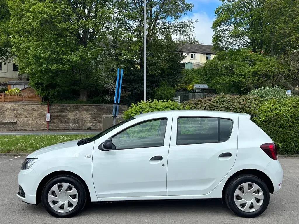 Gebraucht Dacia Sandero Essentiel 2020 Weiß Kleinwagen