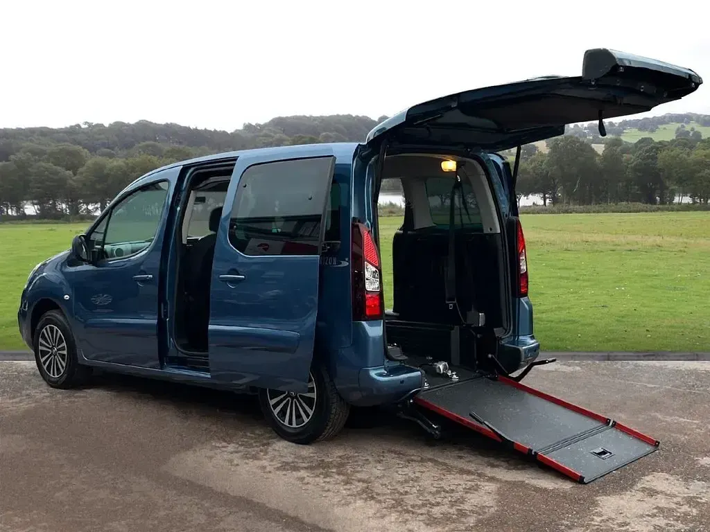 Used Peugeot Partner 100 HP (73 kW) 2018 Blue MPV