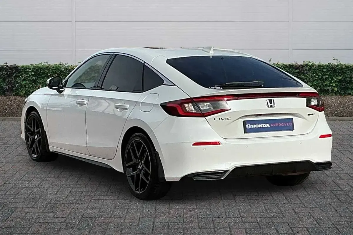 Used Honda Civic Advance 184 HP (135 kW) 2022 Platinum white Hatchback