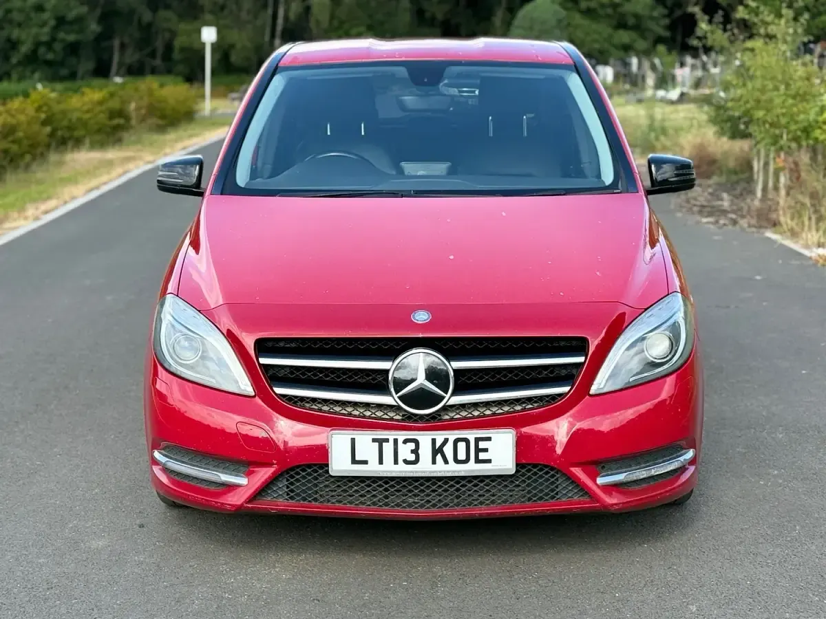 Used Mercedes B200 2013 Red Hatchback