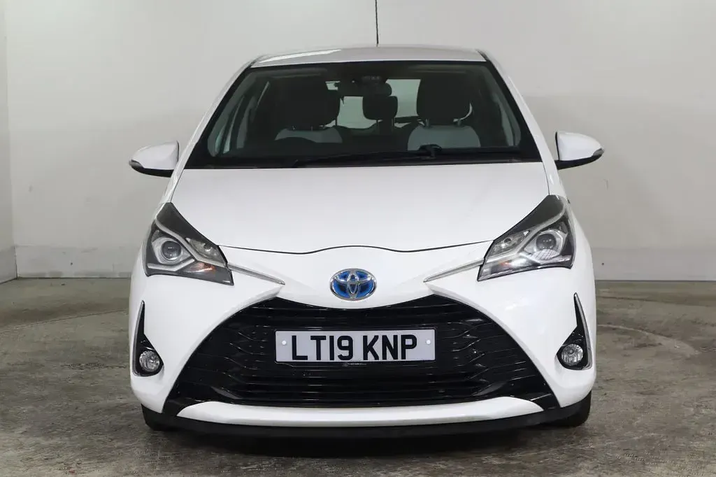 Used Toyota Yaris Hybrid 100 HP (73 kW) 2019 White Hatchback