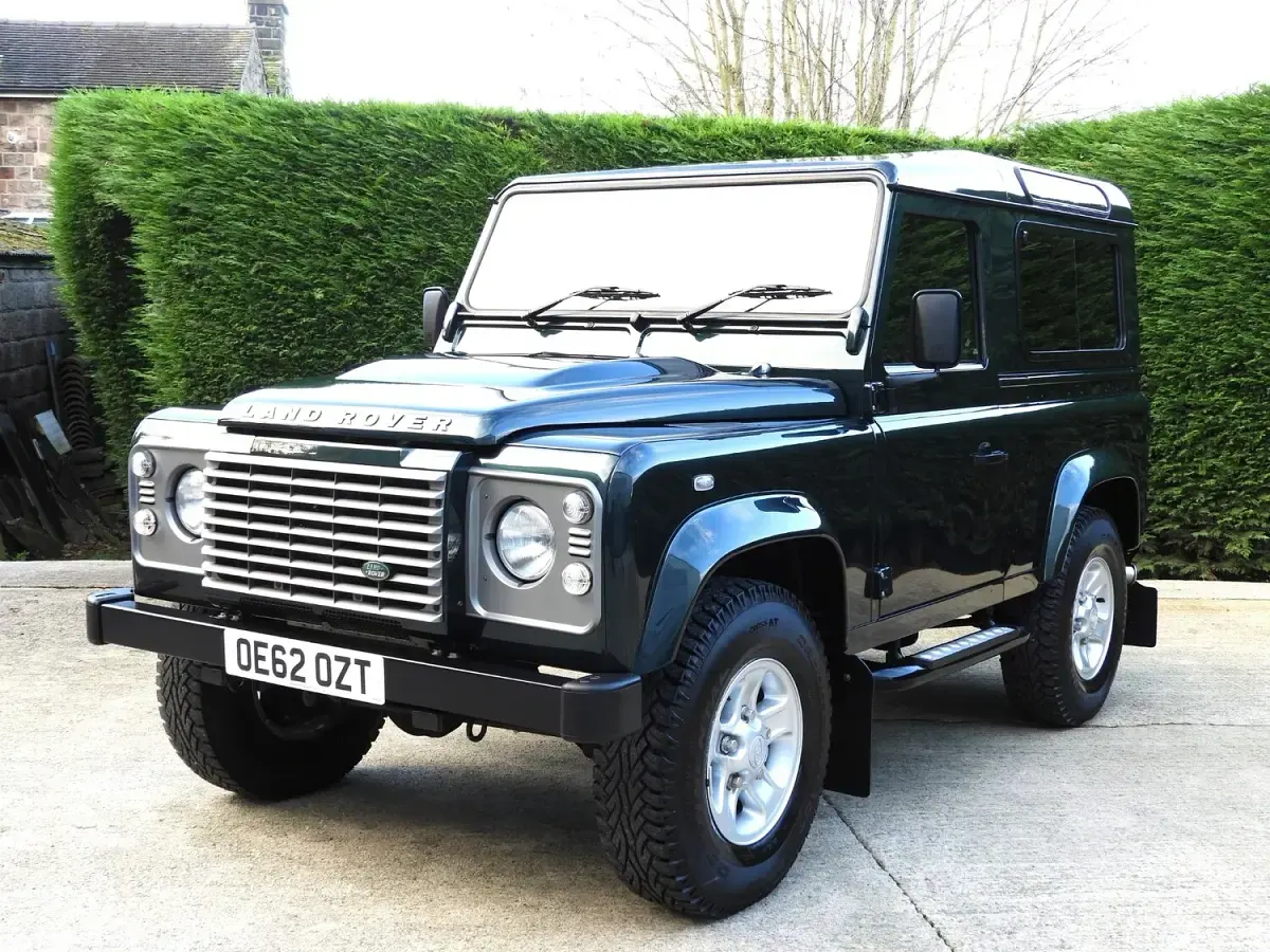 Used Land Rover Defender 122 HP (89 kW) 2013 Green Estate