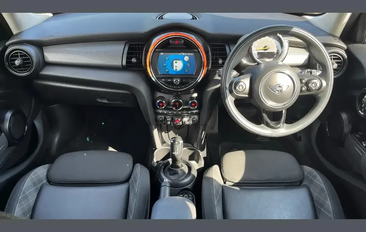 Używany Mini Cooper Classic 134 KM (98 kW) 2018 Srebrny Hatchback