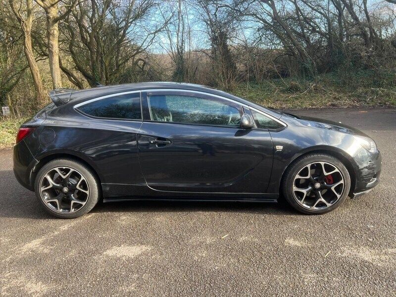 Black Used 2015 Vauxhall Astra GTC SRi Coupe | £2,999 (Fair price) - Image 1/4