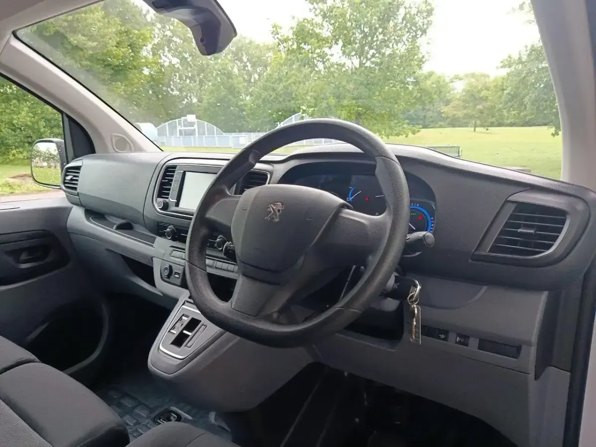 Used Peugeot e-Expert 98 kW (134 HP) 2023 White Van