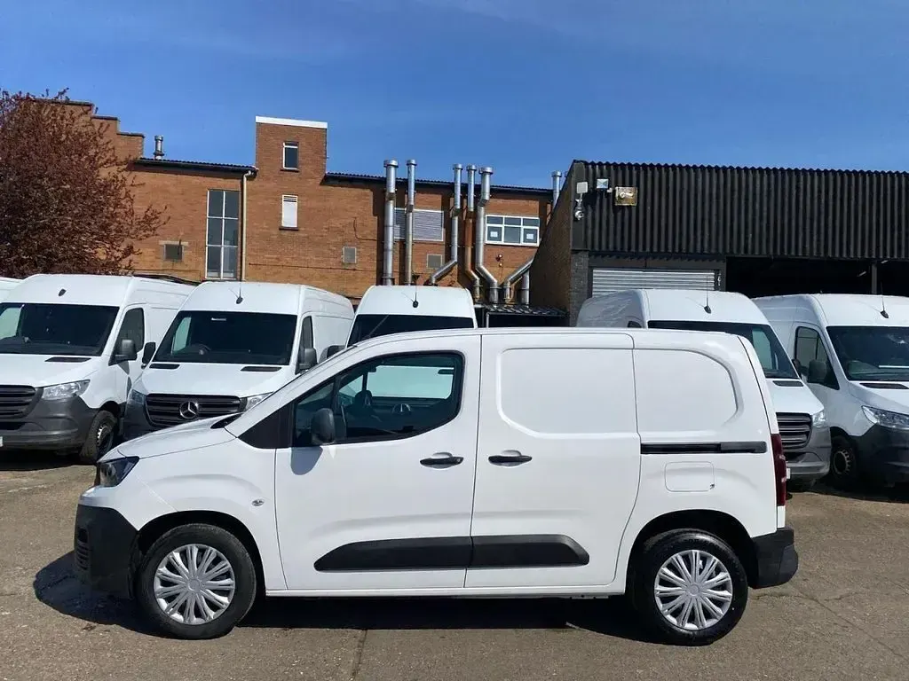 Used Peugeot Partner Premium 100 HP (73 kW) 2023 White MPV