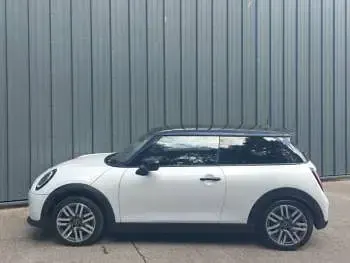 Used Mini Cooper Classic 204 HP (150 kW) 2024 White Hatchback